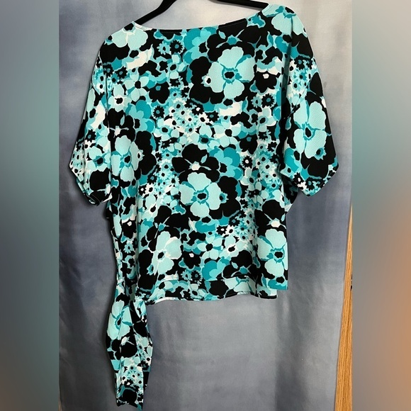 Michael Kors blue, black and white side tie floral top size M EUC - Picture 2 of 4